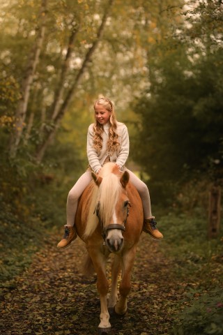 Beispielbilder Herbstromantik Kind auf Pferd